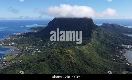 Blick aus der Vogelperspektive auf den Mt. Otemanu im atemberaubenden Bora Bora Atoll; Französisch-Polynesien Stockfoto