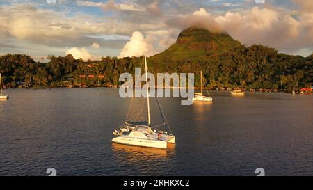 Blick aus der Vogelperspektive auf den Mt. Otemanu im atemberaubenden Bora Bora Atoll; Französisch-Polynesien Stockfoto