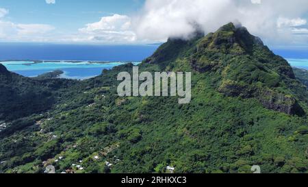 Blick aus der Vogelperspektive auf den Mt. Otemanu im atemberaubenden Bora Bora Atoll; Französisch-Polynesien Stockfoto