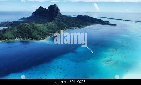 Blick aus der Vogelperspektive auf den Mt. Otemanu im atemberaubenden Bora Bora Atoll; Französisch-Polynesien Stockfoto