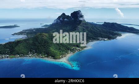 Blick aus der Vogelperspektive auf den Mt. Otemanu im atemberaubenden Bora Bora Atoll; Französisch-Polynesien Stockfoto