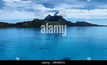 Blick aus der Vogelperspektive auf den Mt. Otemanu im atemberaubenden Bora Bora Atoll; Französisch-Polynesien Stockfoto