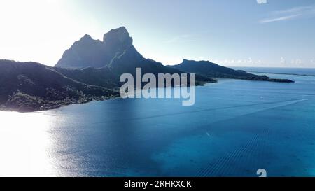 Blick aus der Vogelperspektive auf den Mt. Otemanu im atemberaubenden Bora Bora Atoll; Französisch-Polynesien Stockfoto