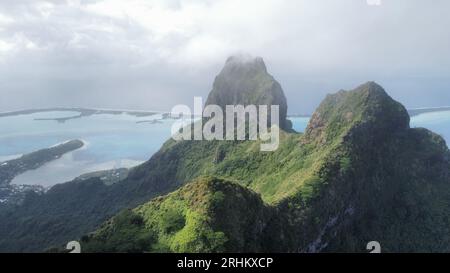 Blick aus der Vogelperspektive auf den Mt. Otemanu im atemberaubenden Bora Bora Atoll; Französisch-Polynesien Stockfoto