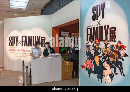 tokio, japan - juli 25 2023: Tor der japanischen Ausstellung Spion x Familie aus Manga- und Anime-Serie SPION x FAMILIE mit einer Wandkunst, die von der mA illustriert wurde Stockfoto