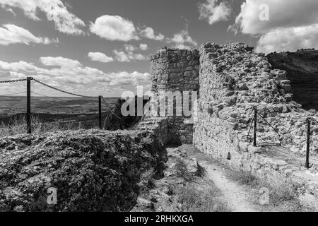 Europa, Spanien, Kastilien und Leon, Poza de la Sal, Schloss Rojas mit Ruinen von Zinnen auf dem Gipfel des Hügels Stockfoto