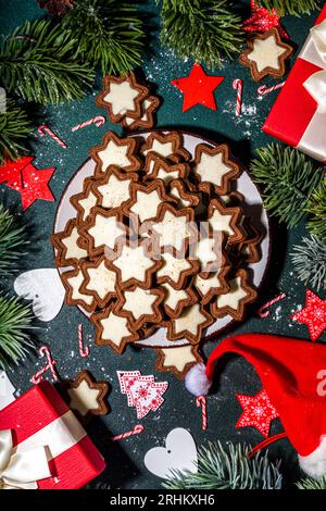 Weihnachtsstern Zucker glasierte Kekse, traditionelle Xmas dunkle und weiße Schokolade Lebkuchenkekse mit Feiertagsdekoration, Geschenke, Weihnachtsbaum-BH Stockfoto