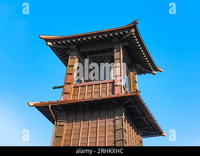 tokio, japan - dez 31 2022: Blick aus einem niedrigen Winkel auf die Spitze des Wahrzeichen-Gebäudes des dreistöckigen Glockenturms im Kurazukuri-Stil in Kawag Stockfoto