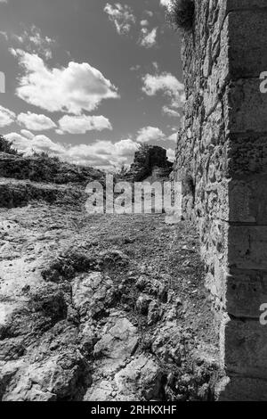 Europa, Spanien, Kastilien und Leon, Poza de la Sal, Schloss Rojas mit Ruinen von Zinnen auf dem Gipfel des Hügels Stockfoto