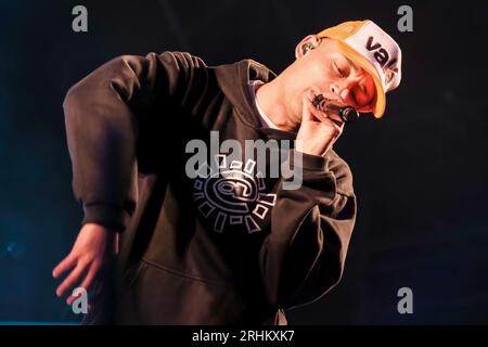 Der englische Hip-Hop-Musiker Benjamin Gerard Coyle-Larner, bekannt als Loyle Carner, trat live auf der Bühne des Boomtown Festivals auf. Stockfoto