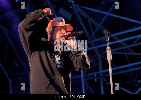 Der englische Hip-Hop-Musiker Benjamin Gerard Coyle-Larner, bekannt als Loyle Carner, trat live auf der Bühne des Boomtown Festivals auf. Stockfoto