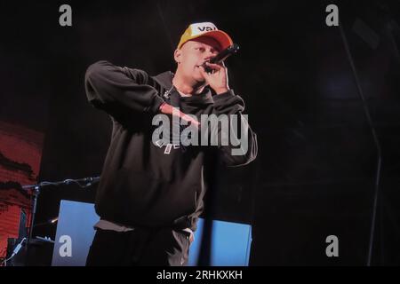 Der englische Hip-Hop-Musiker Benjamin Gerard Coyle-Larner, bekannt als Loyle Carner, trat live auf der Bühne des Boomtown Festivals auf. Stockfoto