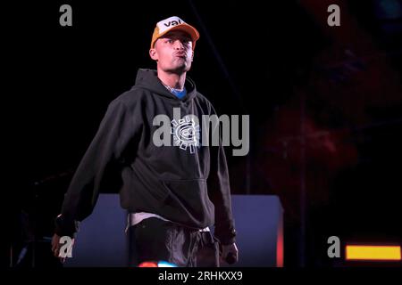 Winchester, Großbritannien. August 2023. Der englische Hip-Hop-Musiker Benjamin Gerard Coyle-Larner, bekannt als Loyle Carner, trat live auf der Bühne des Boomtown Festivals auf. (Foto: Dawn Fletcher-Park/SOPA Images/SIPA USA) Credit: SIPA USA/Alamy Live News Stockfoto