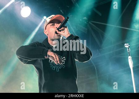 Winchester, Großbritannien. August 2023. Der englische Hip-Hop-Musiker Benjamin Gerard Coyle-Larner, bekannt als Loyle Carner, trat live auf der Bühne des Boomtown Festivals auf. (Foto: Dawn Fletcher-Park/SOPA Images/SIPA USA) Credit: SIPA USA/Alamy Live News Stockfoto