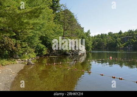 Das Minnewaska State Park Preserve liegt am Shawangunk Ridge im Ulster County, New York. Platz zum Schwimmen auf dem Lake Minnewaska Stockfoto