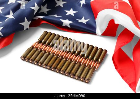 Amerikanische Flagge, Kugeln, Munition, Patronen für Schusswaffen auf weißem Hintergrund. Das Konzept von Lend-Lease, Support, Waffenverkauf. Stockfoto