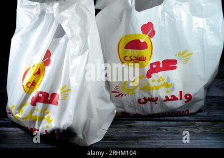 Kairo, Ägypten, 3. August 2023: 3 Uhr Bashandy Falafel und Fava Beans Restaurant, Uncle Bashandi Lieferpaket mit beliebten ägyptischen Sandwiches in Pitta f Stockfoto