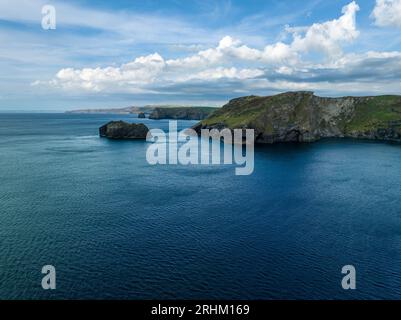 Die wunderschöne zerklüftete Küste mit Landzungen und Buchten nördlich von Tintagel, North Cornwall in Südwestengland. Luftaufnahme Stockfoto