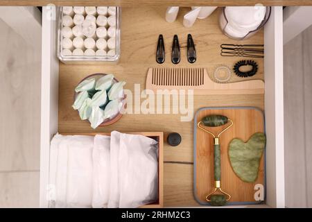 Offene Schrankschublade mit Tampons und Hygieneprodukten für Frauen, Draufsicht Stockfoto