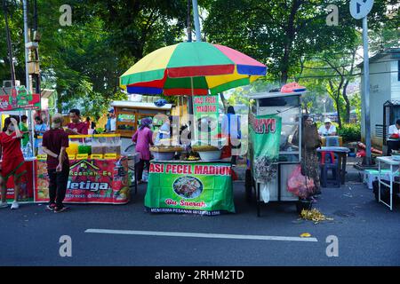 Juli 2023. Jakarta, Indonesien. Der Wochenmarkt findet während des autofreien Tages statt. Die Leute richten Verkaufsstände ein, um eine Vielzahl von Waren und FO zu verkaufen Stockfoto