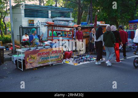 Juli 2023. Jakarta, Indonesien. Der Wochenmarkt findet während des autofreien Tages statt. Die Leute richten Verkaufsstände ein, um eine Vielzahl von Waren und FO zu verkaufen Stockfoto