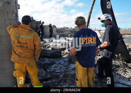 Lahaina, Vereinigte Staaten. Aug. 2023. Die FEMA Urban Search and Rescue Teams arbeiten am Mittwoch, den 16. August 2023, mit den örtlichen Feuerwehren und der Nationalgarde in Lahaina, Maui, zusammen. Die Zahl der Todesopfer durch die Maui-Waldbrände stieg auf 111 an, da die Besatzungen die von Wind betriebenen Brände der vergangenen Woche weiterhin bekämpfen und die Ermittler daran arbeiten, eine Ursache zu ermitteln. Foto von Dominick Del Vecchio/FEMA/UPI Credit: UPI/Alamy Live News Stockfoto