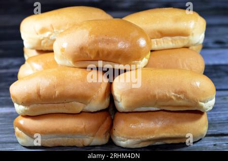 Hot Dog Brötchen sind weiche Brötchen, die speziell für einen Hot Dog oder eine andere Art von Wurst geformt sind, kleine Brötchen mit seitlichem Beladen für schnelles und schnelles snac Stockfoto