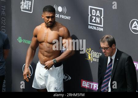 London, Großbritannien. Schwergewichtsboxer Anthony Joshua bei einem öffentlichen Wiegen in Westfields Shepherd's Bush vor dem Kampf gegen Robert Helenius Stockfoto