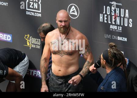 Der Schwergewichtsboxer Robert Helenius hielt sich in Westfields Shepherd's Bush vor dem Kampf gegen Anothony Joshua an. Stockfoto