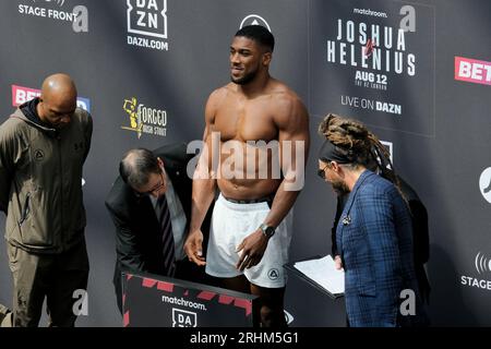 London, Großbritannien. Schwergewichtsboxer Anthony Joshua bei einem öffentlichen Wiegen in Westfields Shepherd's Bush vor dem Kampf gegen Robert Helenius Stockfoto