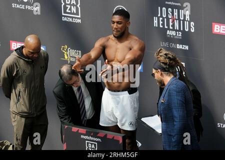 London, Großbritannien. Schwergewichtsboxer Anthony Joshua bei einem öffentlichen Wiegen in Westfields Shepherd's Bush vor dem Kampf gegen Robert Helenius Stockfoto