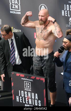 Der Schwergewichtsboxer Robert Helenius hielt sich in Westfields Shepherd's Bush vor dem Kampf gegen Anothony Joshua an. Stockfoto