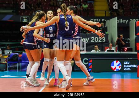 Monza, Italien. Aug. 2023. Kroatien Spieler feiern während des CEV EuroVolley 2023 Frauen Finales Runde Pool B Volleyballspiel zwischen Rumänien und Kroatien in der Arena di Monza. Endnote: Romania-Croazia 3-1 (25-22, 25-21, 23-25, 25-19) (Foto: Fabrizio Carabelli/SOPA Images/SIPA USA) Credit: SIPA USA/Alamy Live News Stockfoto