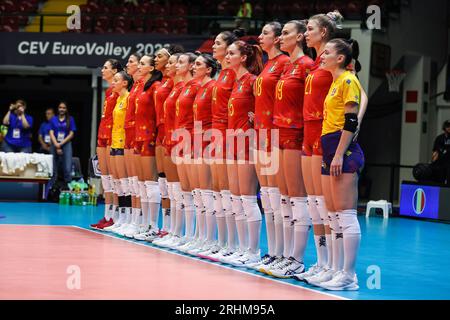 Monza, Italien. Aug. 2023. Die rumänische Mannschaft trifft sich während des CEV EuroVolley 2023 Frauen-Finalspiels der Pool B-Volleyball-Runde zwischen Rumänien und Kroatien in der Arena di Monza. Endnote: Romania-Croazia 3-1 (25-22, 25-21, 23-25, 25-19) (Foto: Fabrizio Carabelli/SOPA Images/SIPA USA) Credit: SIPA USA/Alamy Live News Stockfoto