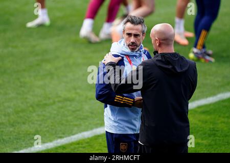 Der spanische Cheftrainer Jorge Vilda spricht mit Luis Rubiales, dem Präsidenten des Royal Spanish Football Federation, während eines Trainings im Leichhardt Oval in Lilyfield, Australien. Bilddatum: Freitag, 18. August 2023. Stockfoto