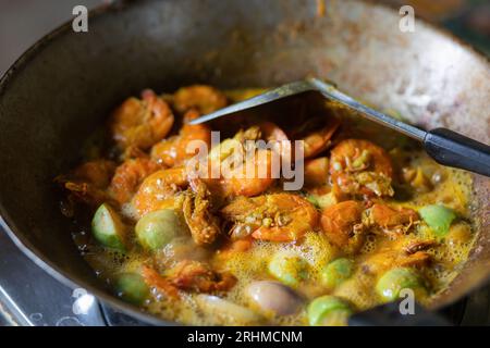 Gebratene Garnelen mit Auberginen-Curry-Paste (thailändische Lebensmittel) Stockfoto