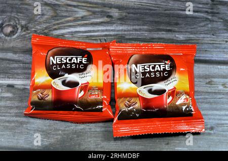 Kairo, Ägypten, Juli 29 2023: Nescafe klassische Beutel isoliert auf hölzernem Hintergrund, Nescafé ist eine Marke von Kaffee von Nestlé, einem weltweiten Instant Stockfoto