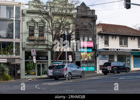 St Kilda, Victoria, Australien - 15. August 2023: Straßenansicht historischer Gebäude an der Grey Street mit Verkehr. Stockfoto