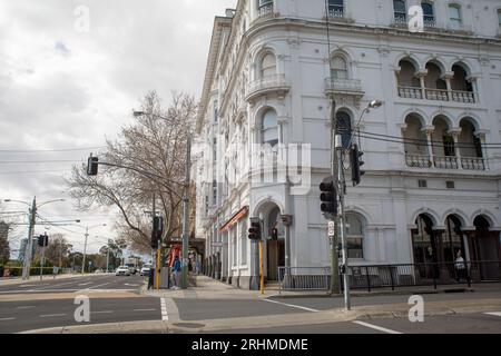 St Kilda, Victoria, Australien - 15. August 2023: Blick auf die Straße Cnr Fitzroy und Grey Street, das historische George Hotel. Stockfoto