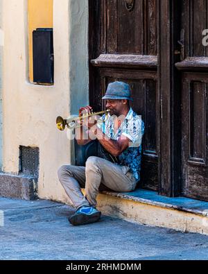 Kuba Havanna. Bei einem Spaziergang durch die Straßen von Havanna können Sie interessante Menschen treffen. Musik-Player, Floristen und andere Straßenhändler. Stockfoto