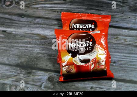 Kairo, Ägypten, Juli 29 2023: Nescafe klassische Beutel isoliert auf hölzernem Hintergrund, Nescafé ist eine Marke von Kaffee von Nestlé, einem weltweiten Instant Stockfoto