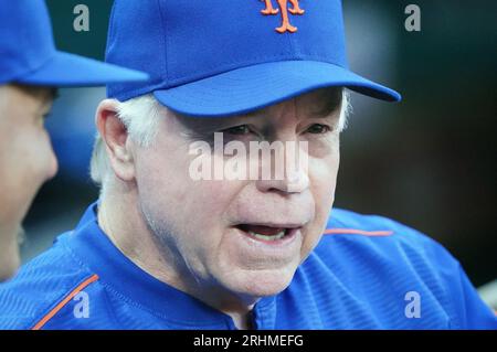 St. Louis, Usa. Aug. 2023. New York Mets Manager Buck Showalter spricht mit Trainern im Dugout vor einem Spiel gegen die St. Louis Cardinals im Busch Stadium in St. Louis am Donnerstag, den 17. August 2023. Foto von Bill Greenblatt/UPI Credit: UPI/Alamy Live News Stockfoto