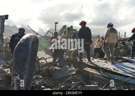 Lahaina, Hawaii (16. August 2023) – FEMA-Teams für Stadtsuche und -Rettung arbeiten mit lokalen Feuerwehren und der Nationalgarde bei den Waldbränden in Hawaii zusammen. Stockfoto