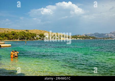 Urlaubsatmosphäre vor den Toren der Bucht von Cala Sant Vicenc und Port de Pollenca auf der Baleareninsel Mallorca - Spanien Stockfoto