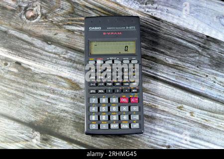 Giza, Ägypten, 12. August 2023: Casio Scientific Taschenrechner fx-82TL S-VPAM (Super Visually Perfect Algebraic Method), verwendet zweizeiliges LCD-Display, verfügt über eine Repl Stockfoto