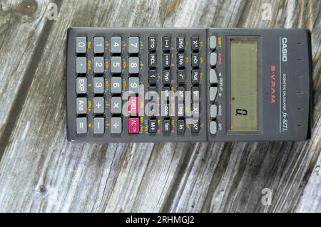 Giza, Ägypten, 12. August 2023: Casio Scientific Taschenrechner fx-82TL S-VPAM (Super Visually Perfect Algebraic Method), verwendet zweizeiliges LCD-Display, verfügt über eine Repl Stockfoto