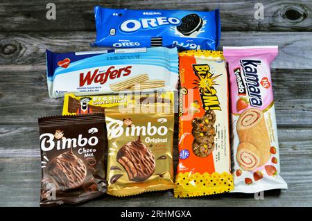 Kairo, Ägypten, 4. August 2023: Sammlung von Bonbons und Süßigkeiten, knusprige Bisco Misr-Waffel, Oreo-Kekse, Kamara-Erdbeerbrötchen, Bimbo-Kekse Stockfoto