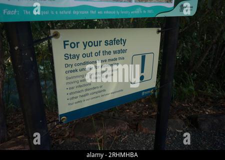 Warnschild zum Schwimmen, Cardwell Spa Pool, in der Nähe von Cardwell, Queensland, Australien. Keine PR Stockfoto