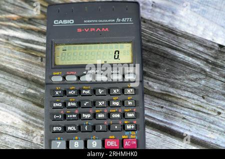 Giza, Ägypten, 12. August 2023: Casio Scientific Taschenrechner fx-82TL S-VPAM (Super Visually Perfect Algebraic Method), verwendet zweizeiliges LCD-Display, verfügt über eine Repl Stockfoto