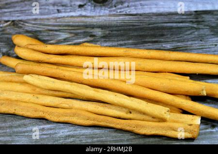 Brotstangen, auch bekannt als Grissini, grissino oder Dipping Stäbchen, Batchverkauf, französische Stangen, gesalzen mit Kreuzkümmel und Anis, in der Regel in Bleistiftgröße sti Stockfoto